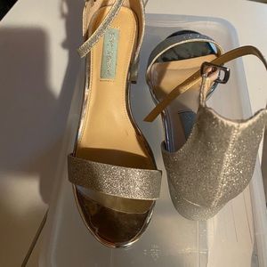 Betsy Johnson silver glitter sandal